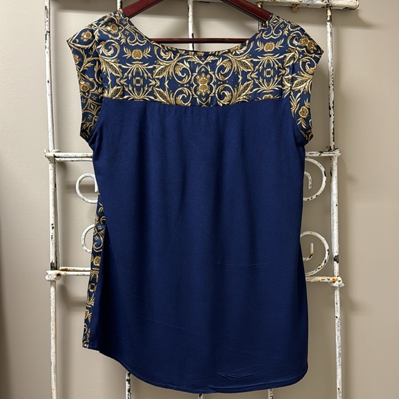 Sleeveless Blouse - Picture 2 of 4